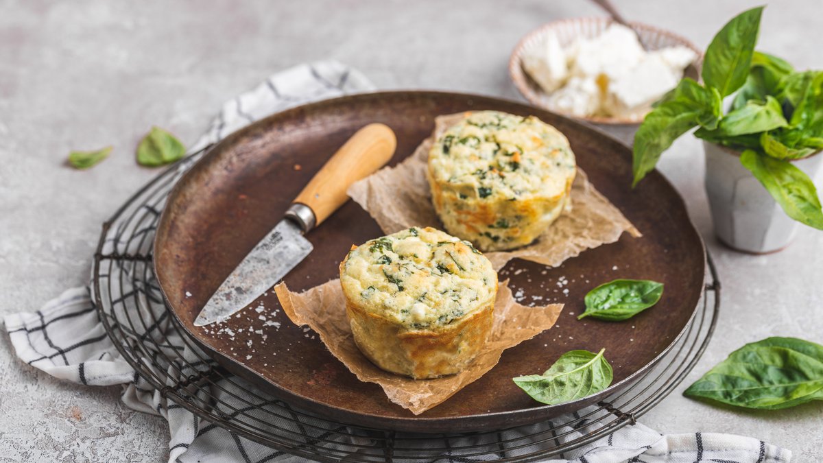 Muggmuffins med ägg och basilika