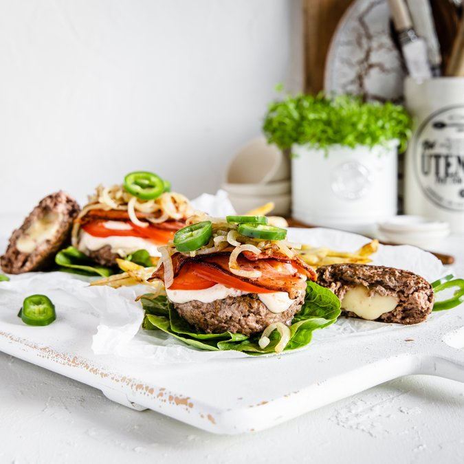 Ostfylld burgare med bönpommes