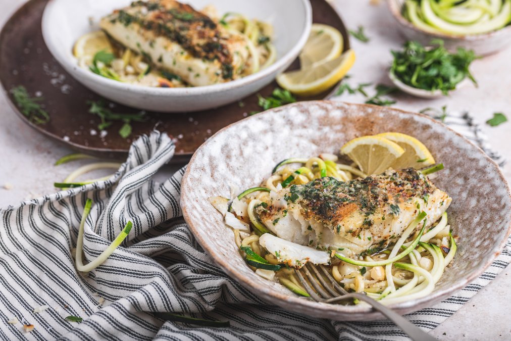Ketofisk med parmesantäcke och zoodles