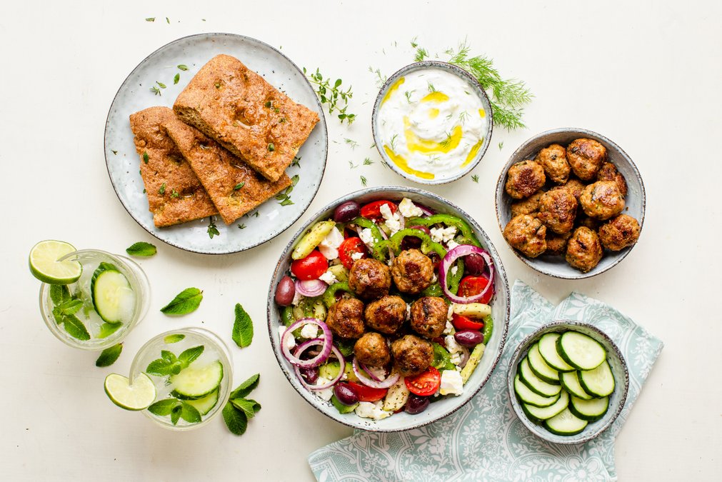 Grekisk sallad med köttbullar (keftedes) och tzatziki