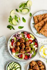 Grekisk sallad med köttbullar (keftedes) och tzatziki