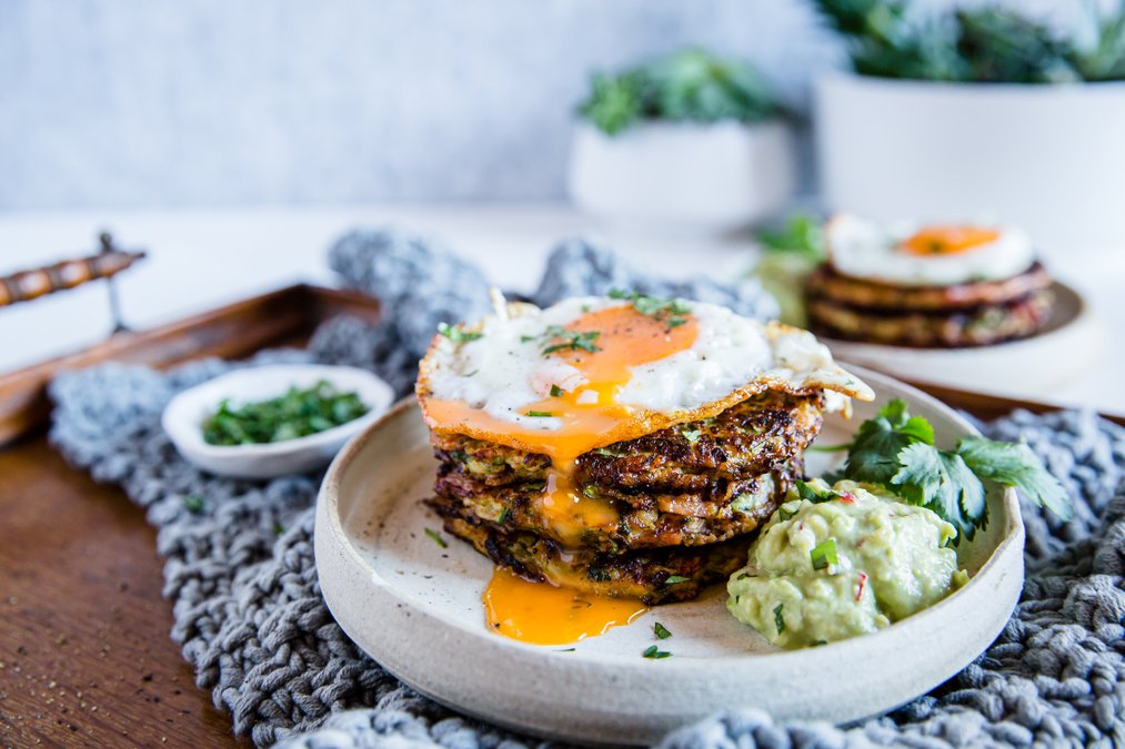 Bacon- och zucchiniplättar med stekt ägg och avokadomajo