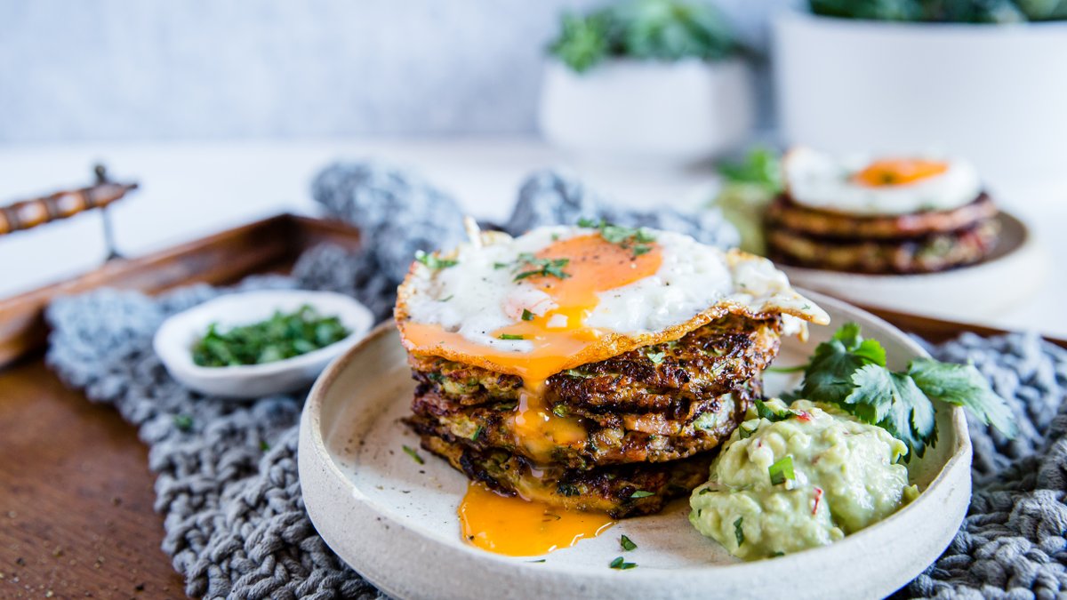 Bacon- och zucchiniplättar med stekt ägg och avokadomajo
