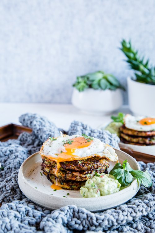 Bacon- och zucchiniplättar med stekt ägg och avokadomajo