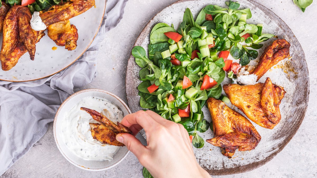 Krispiga kycklingvingar med vitlöksdipp