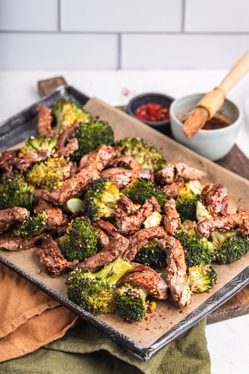 Asiatisk långpanna med biff och broccoli
