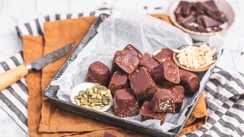 Sockerfria chokladpraliner med nötter och frön