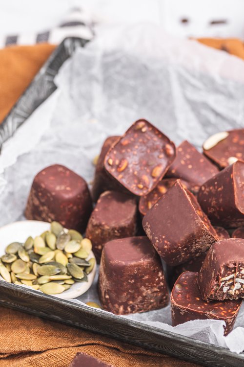 Sockerfria chokladpraliner med nötter och frön