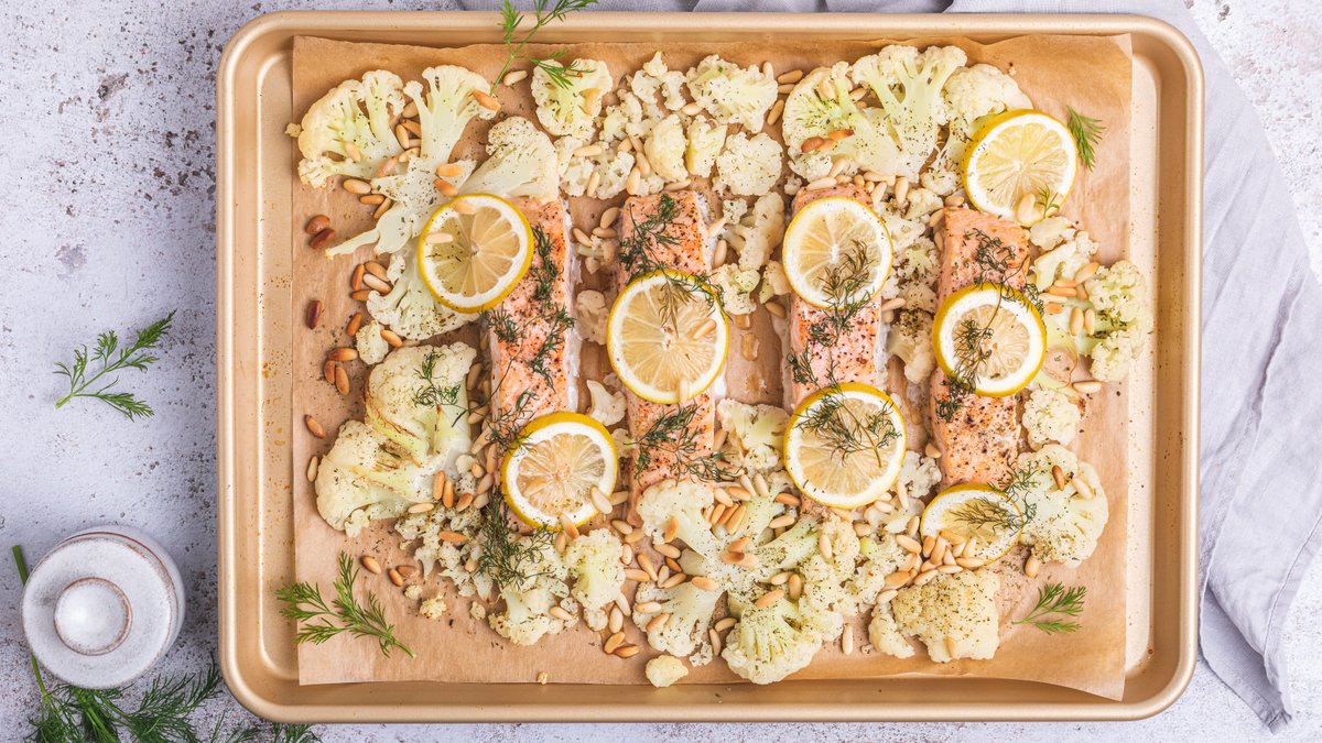 Citronlax med blomkål och pinjenötter