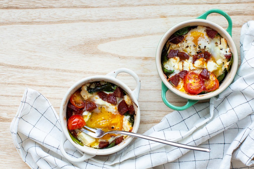 Ugnsbakade ägg med chorizo och fetaost