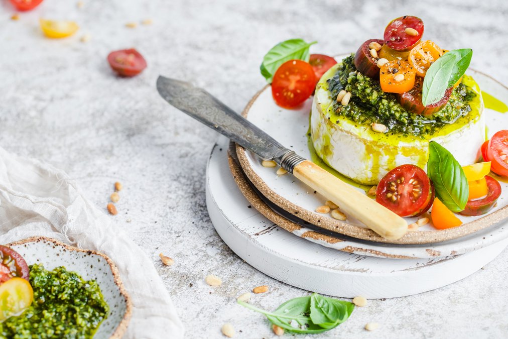 Brietårta med pesto och tomat