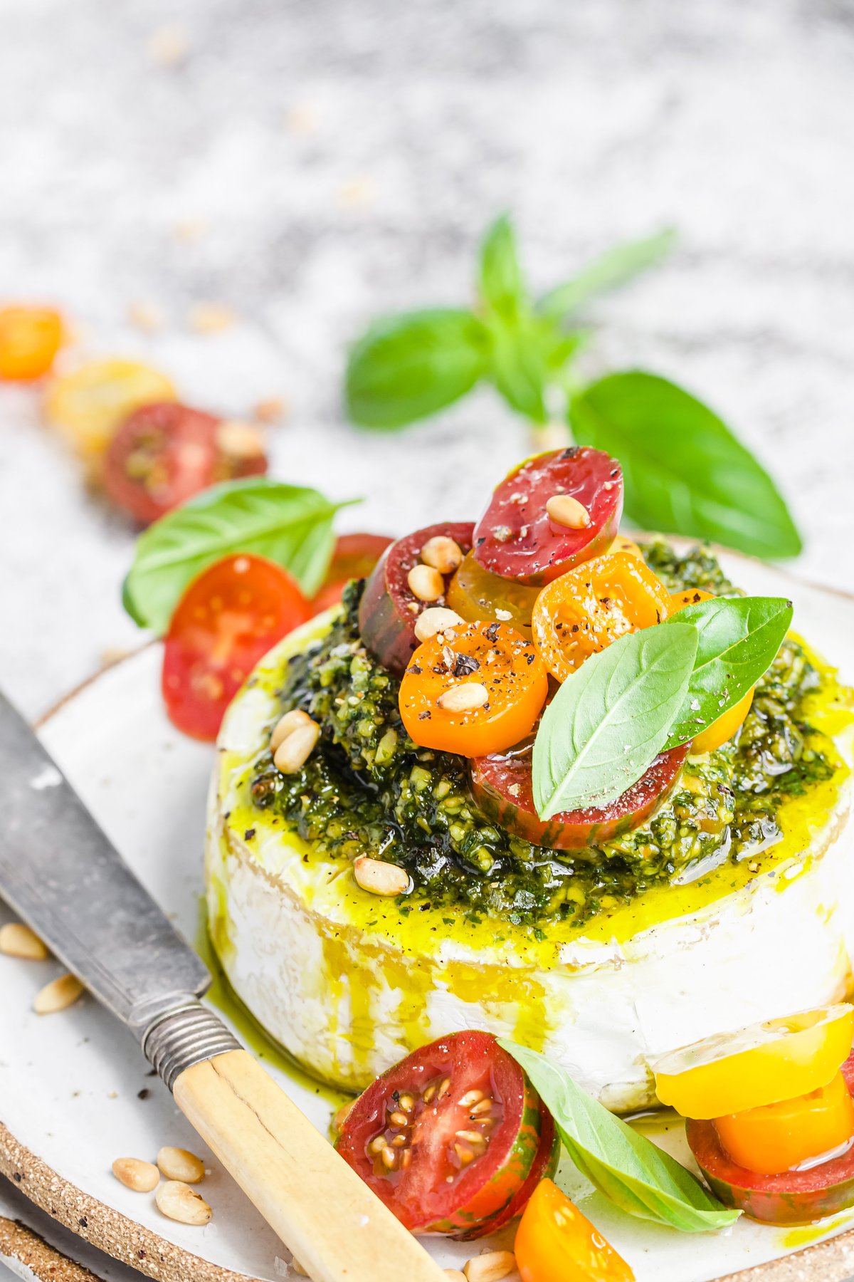 Brietårta med pesto och tomat