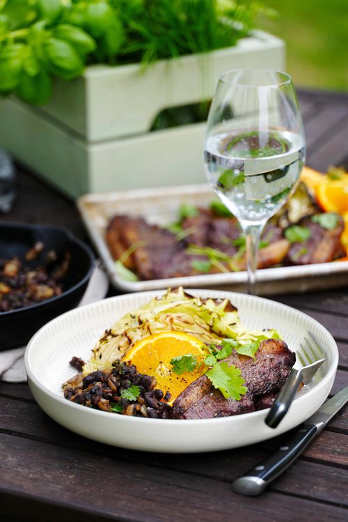 Grillad picanha med svarta bönor, spetskål och apelsin