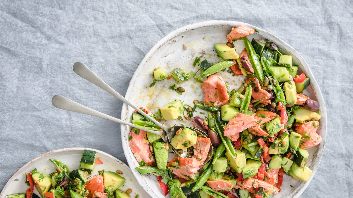 Supersallad med lax och avokado