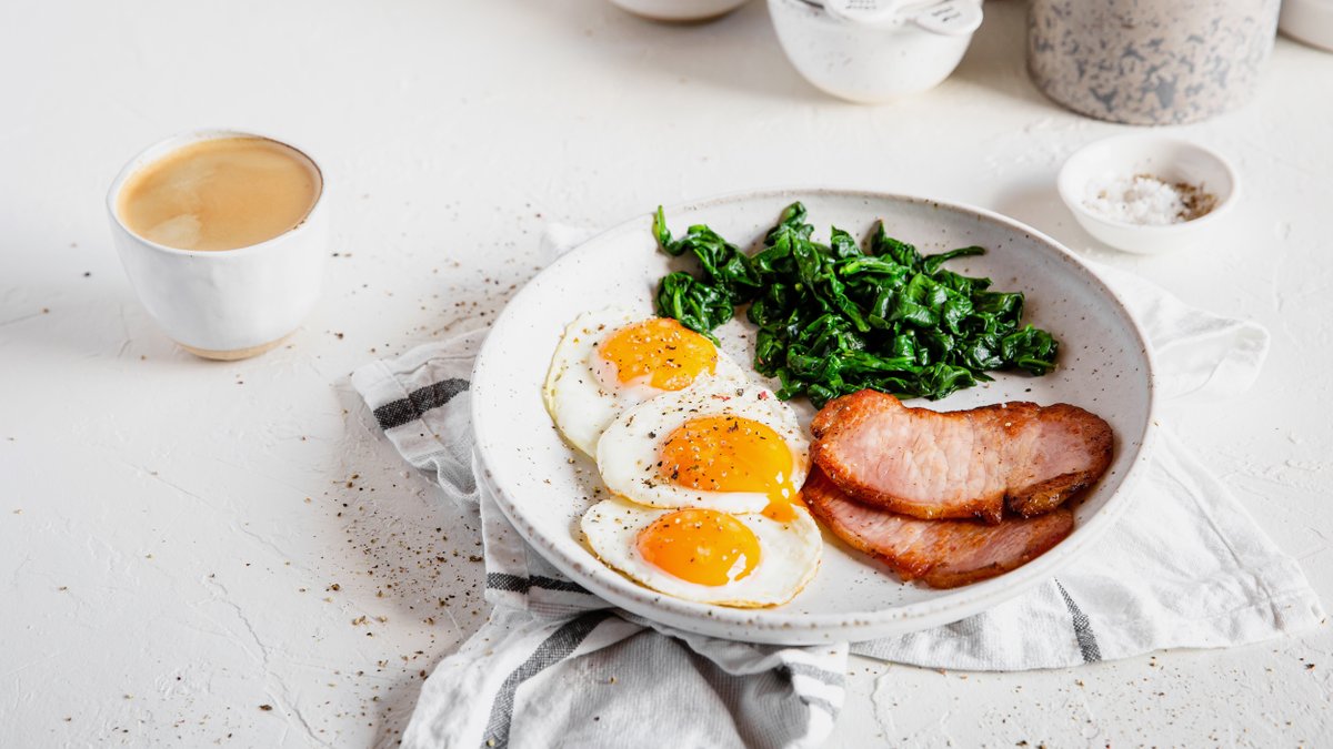 Proteinrik frukost med kalkonbacon, ägg och spenat