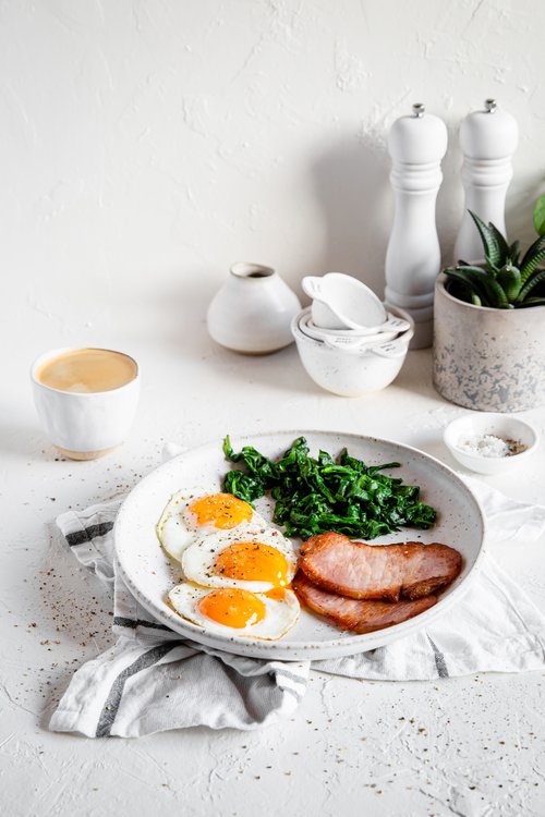 Proteinrik frukost med kalkonbacon, ägg och spenat