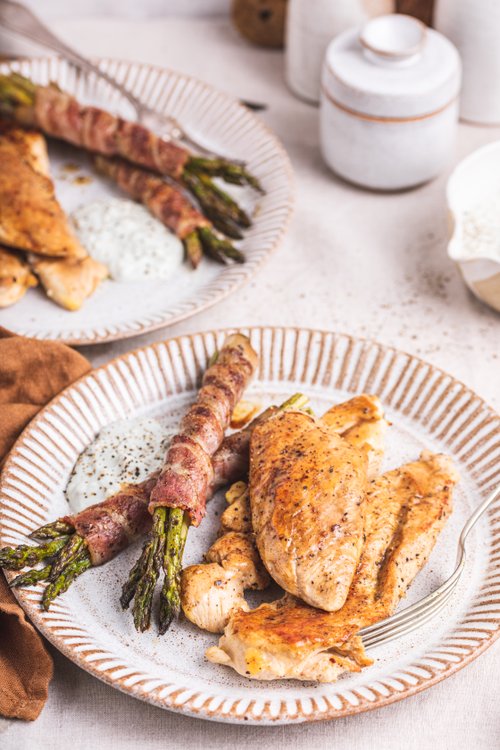 Kycklingfilé med baconlindad sparris och ädelostdressing