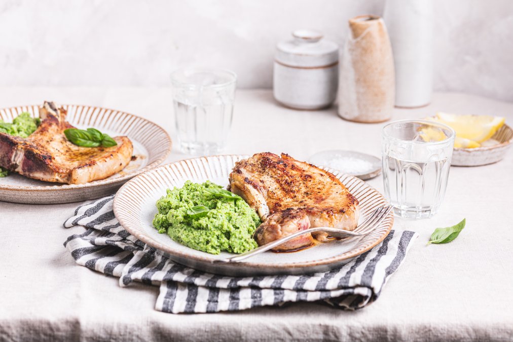 Stekt fläskkotlett med härligt grönt broccolimos