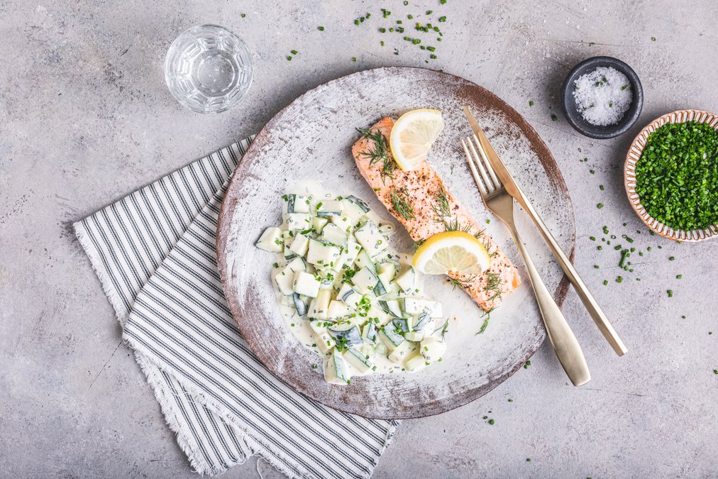 Ugnsbakad lax i citronsmör med falsk potatissallad
