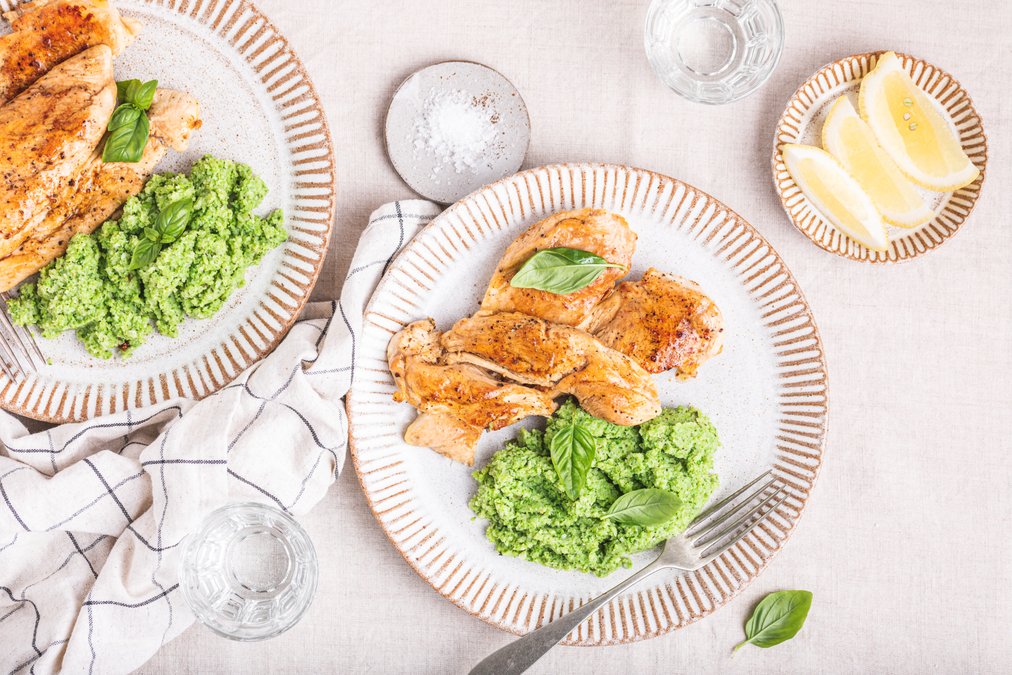 Stekt kycklingfilé med broccolimos