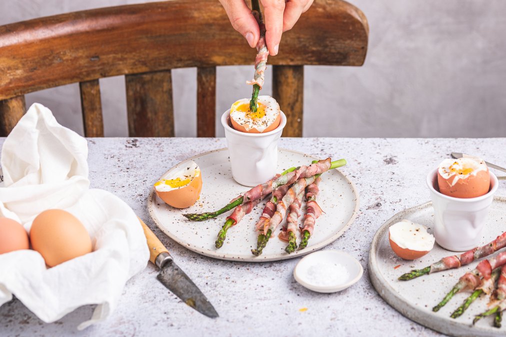 Baconinlindad sparris med löskokta ägg