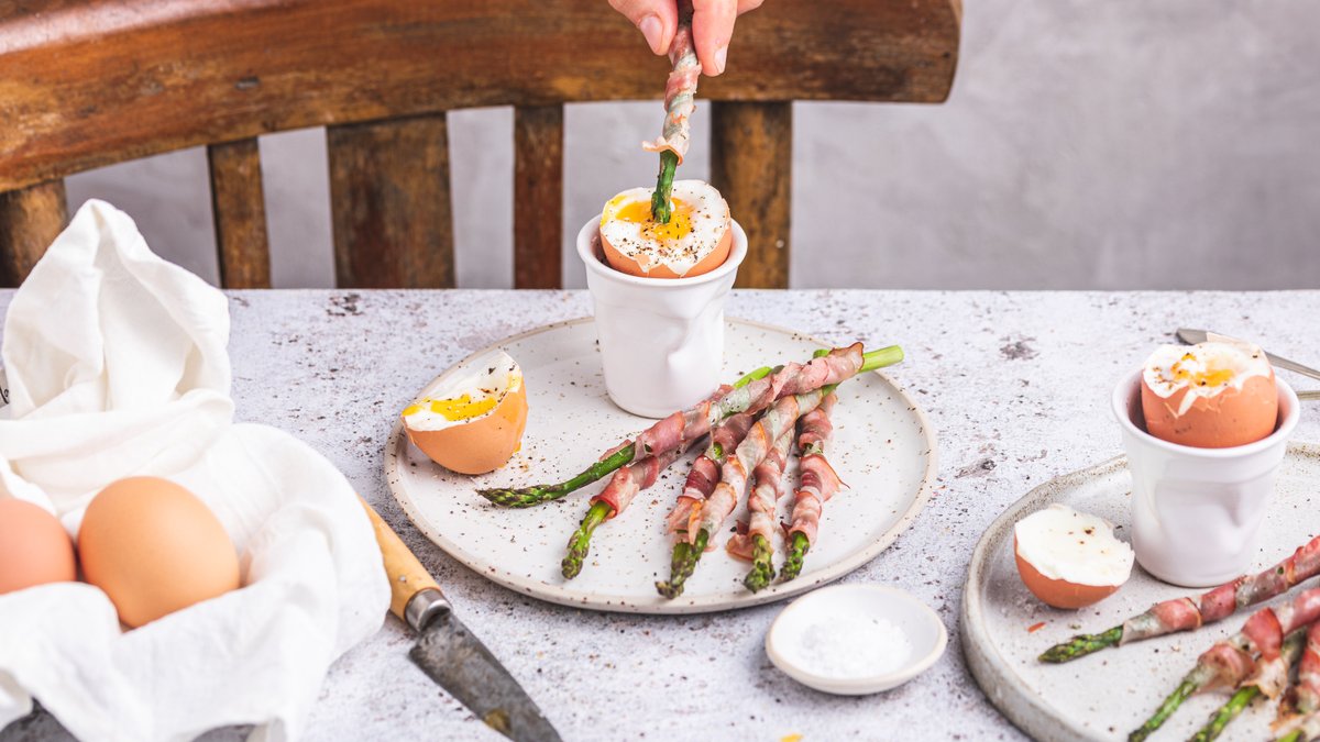 Baconinlindad sparris med löskokta ägg