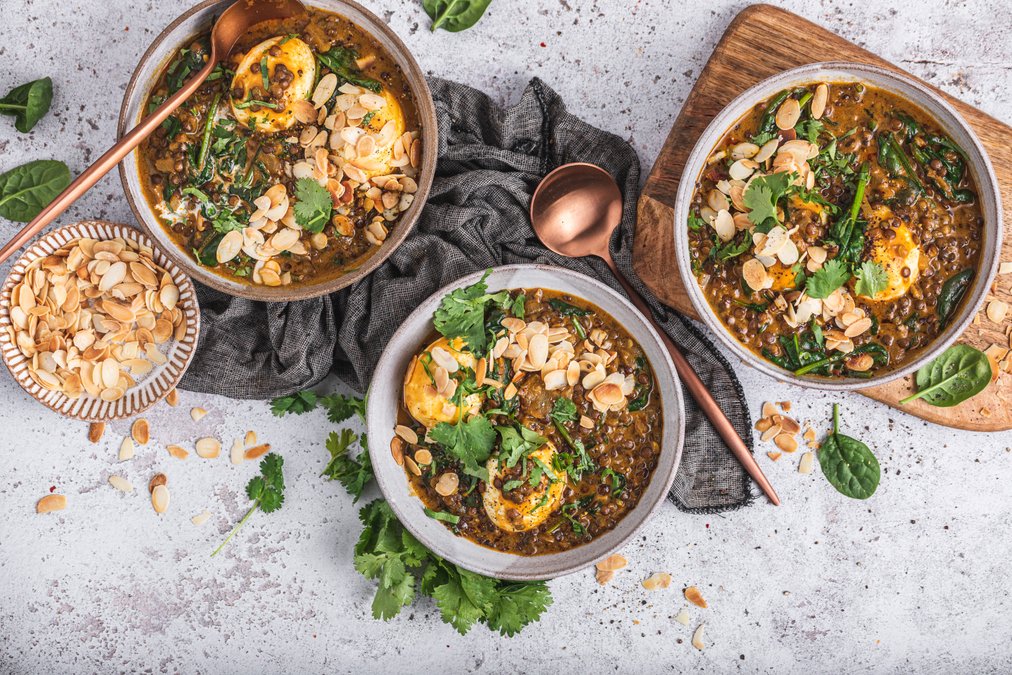 Linsgryta med curry och ägg