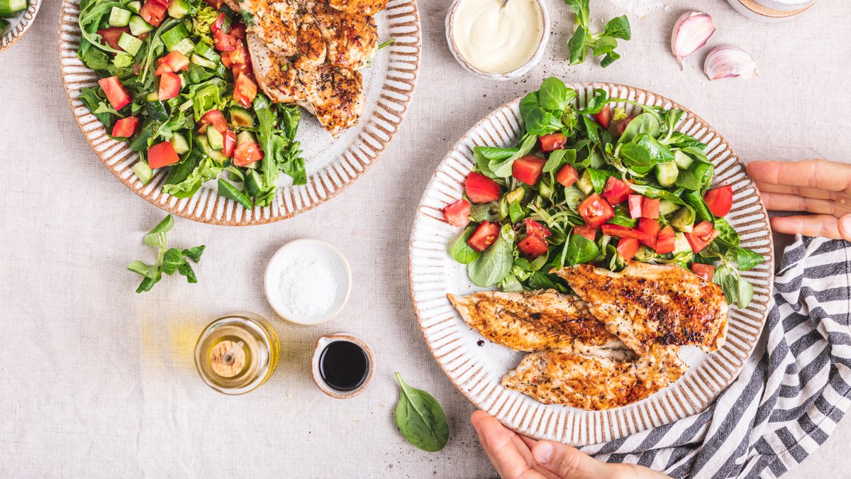 Stekt kycklingfilé med krispig grönsallad och aioli