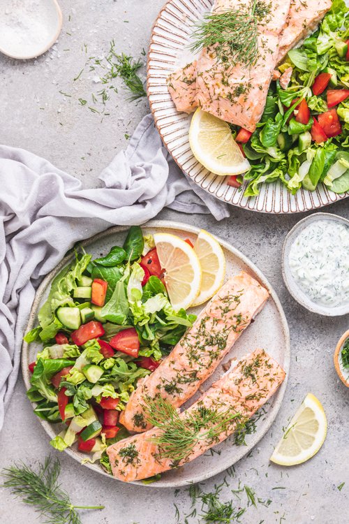Smörbakad citronlax med sallad och tzatziki