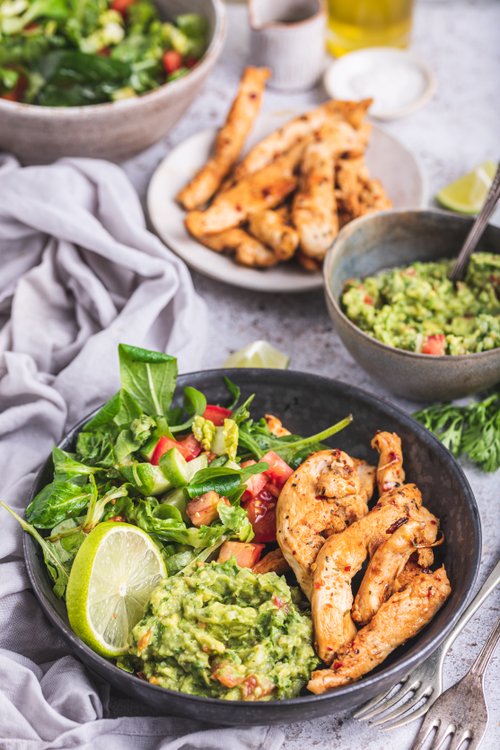 Mexikansk kyckling med guacamole och sallad