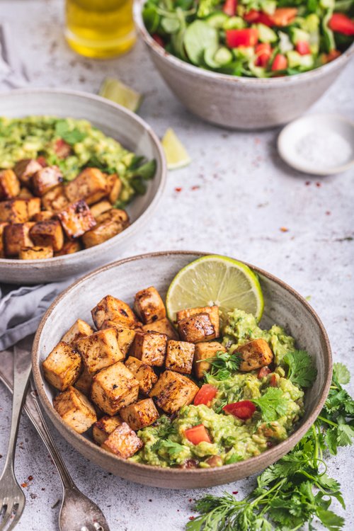 Mexikansk tofu med guacamole och sallad