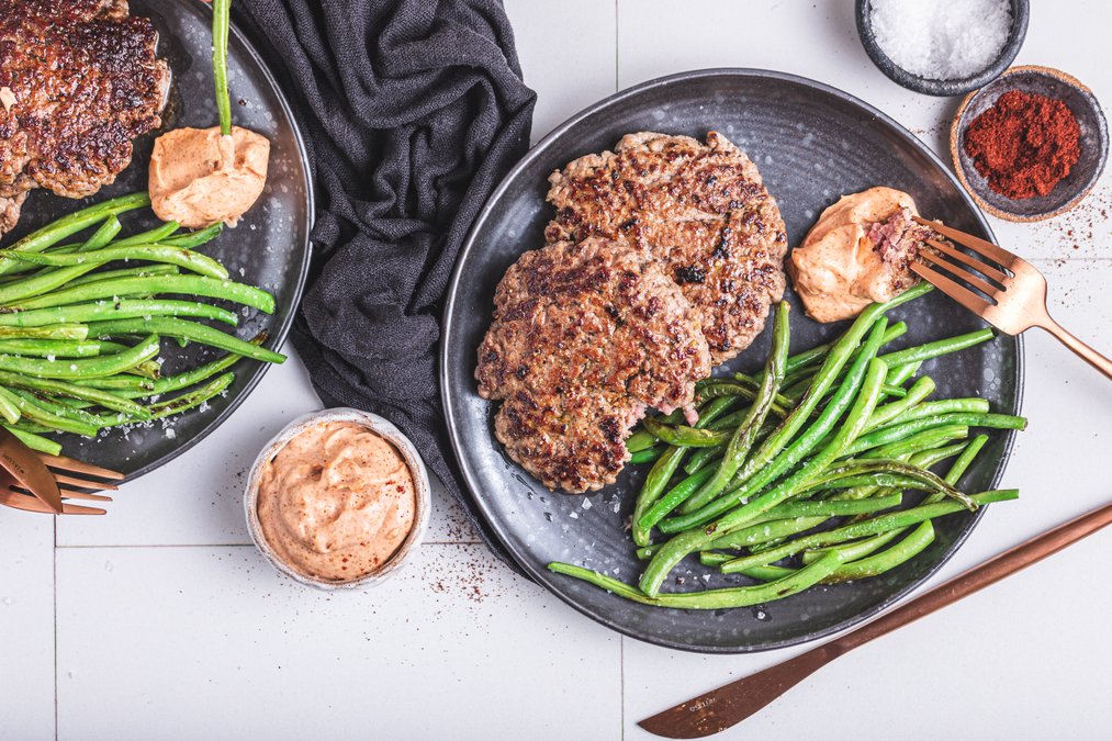 Smashburgare med haricots verts och chipotlemajo