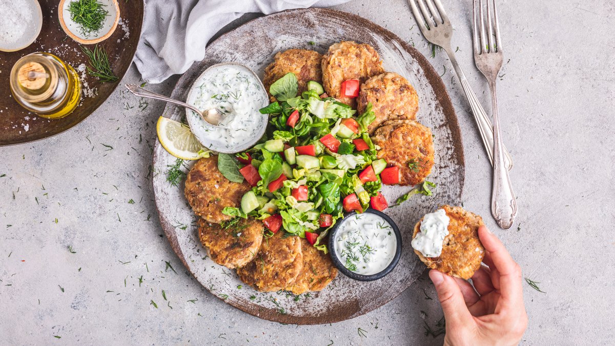 Tonfiskburgare med sallad och tzatziki