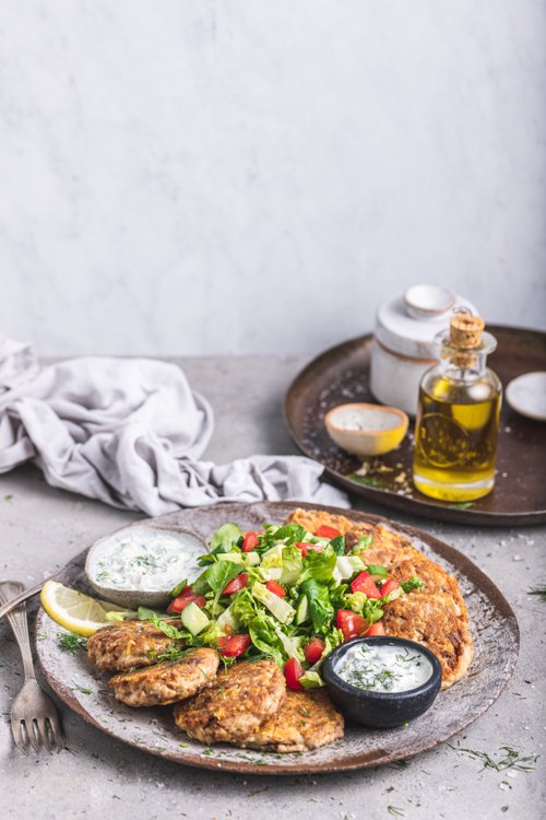 Tonfiskburgare med sallad och tzatziki