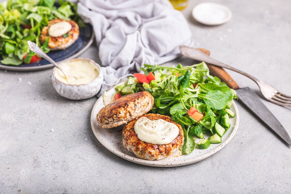 Kalkonburgare med krispig sallad och aioli