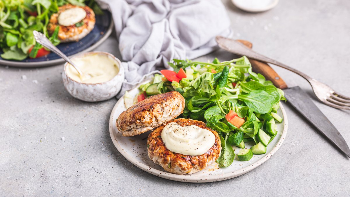 Kalkonburgare med krispig sallad och aioli