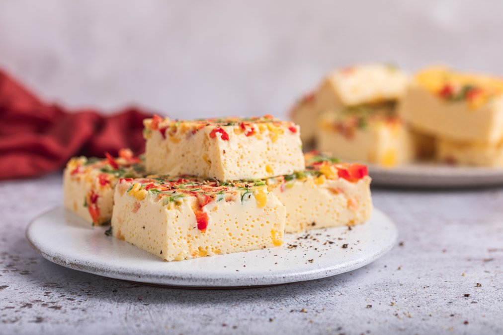 Vegetariska äggrutor med cheddar och paprika