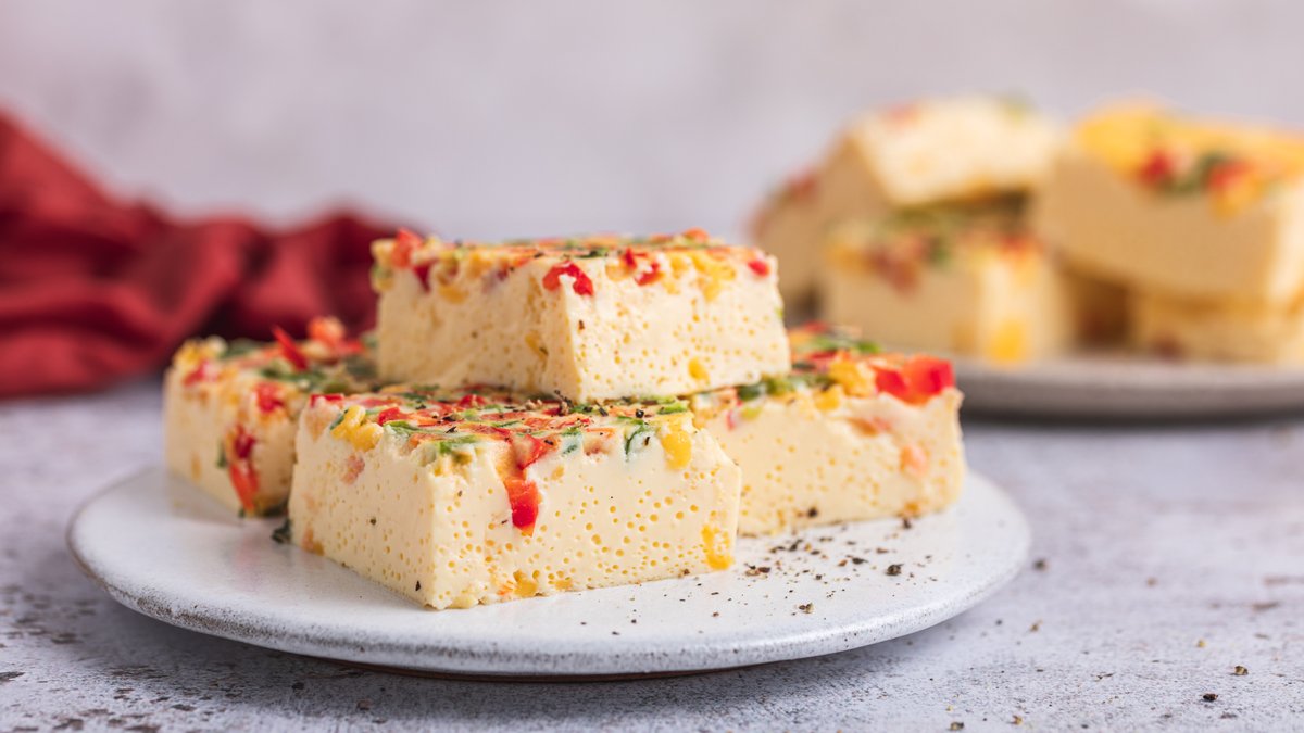 Vegetariska äggrutor med cheddar och paprika