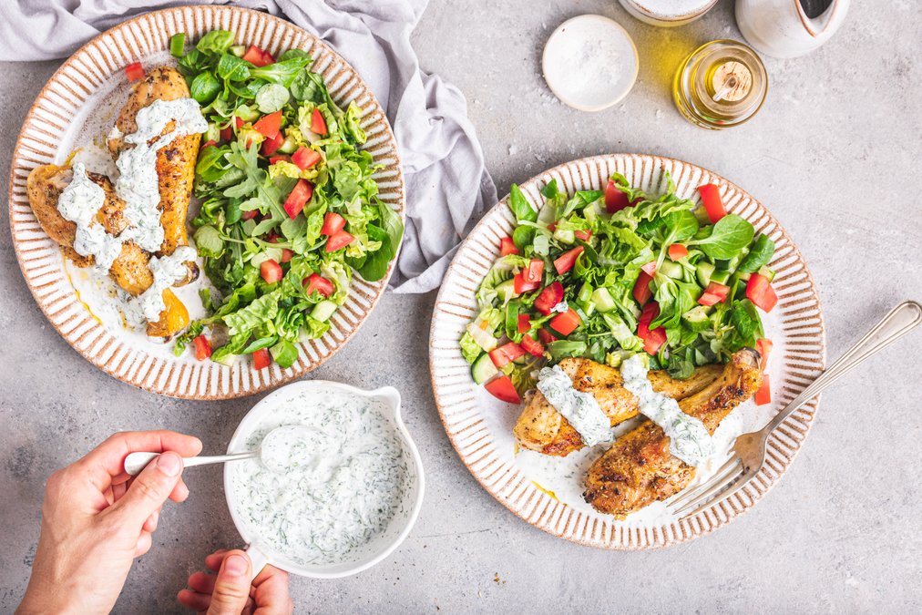 Ugnsrostade kycklingben med sallad och tzatziki