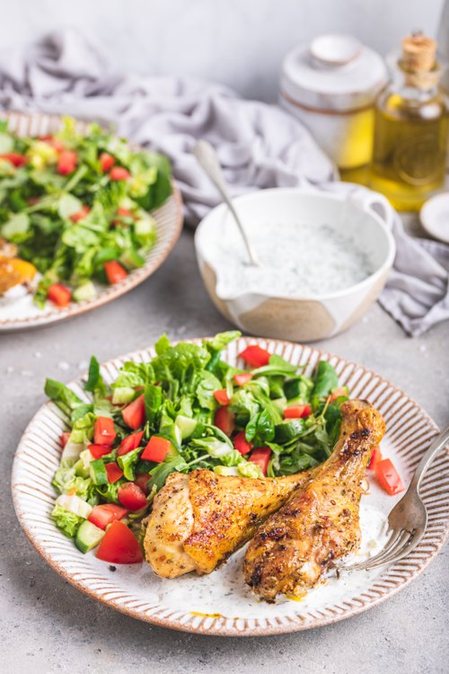 Ugnsrostade kycklingben med sallad och tzatziki