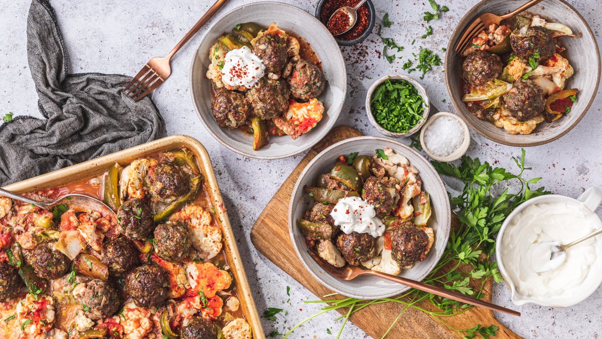Köttbulleplåt med kryddiga grönsaker