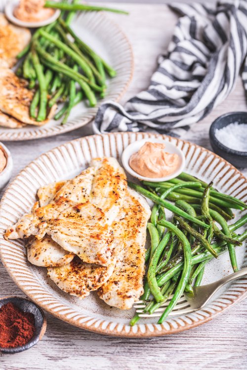 Kyckling med haricots verts och chipotlemajo