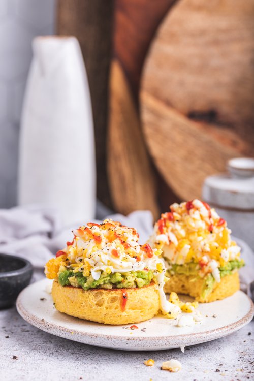 Avokadotoast med rivet ägg på proteinbröd