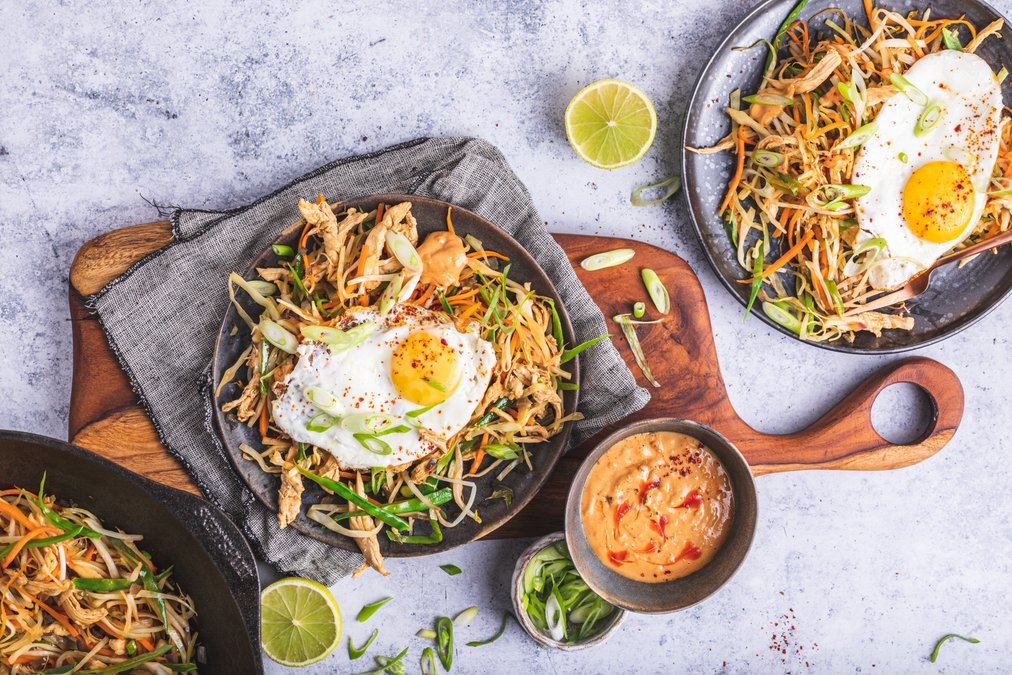 Gado gado-wok med kyckling och stekt ägg