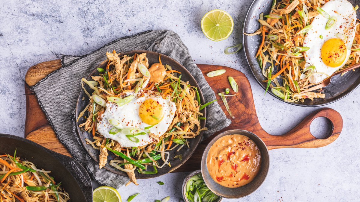 Gado gado-wok med kyckling och stekt ägg