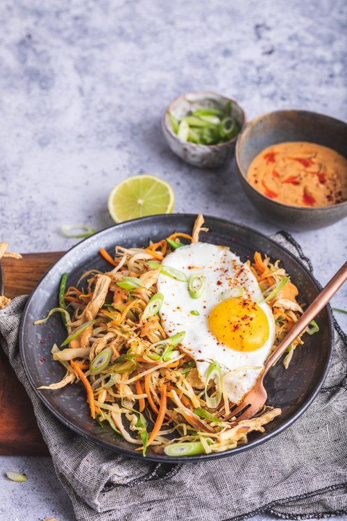 Gado gado-wok med kyckling och stekt ägg
