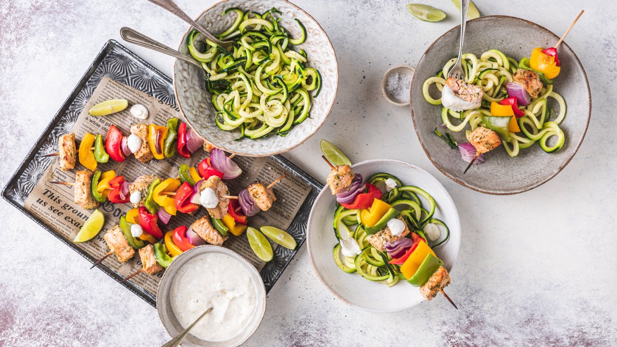 Cajungrillade laxspett med zoodles och vitlöks- och limesås