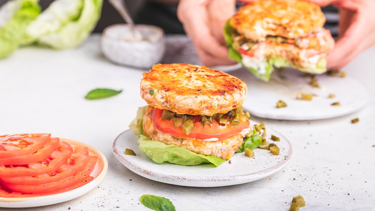 Kycklingcheeseburgare med grön vitlöksdressing