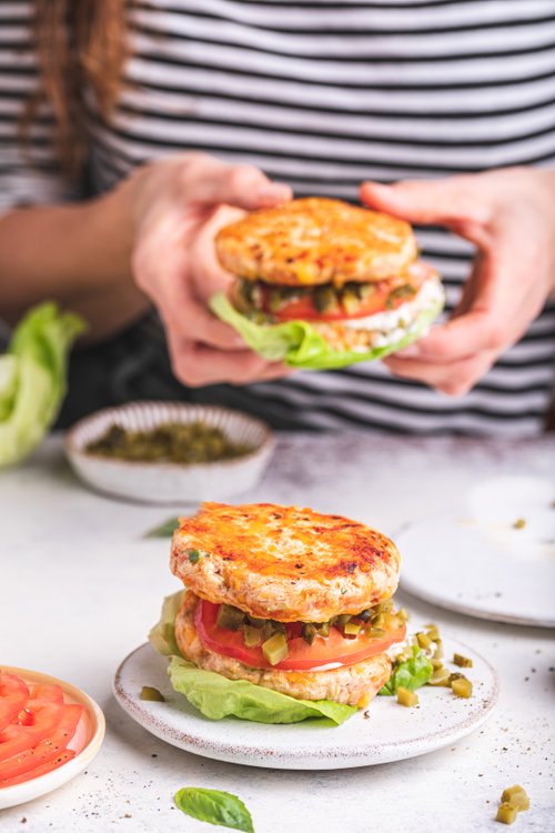 Kycklingcheeseburgare med grön vitlöksdressing