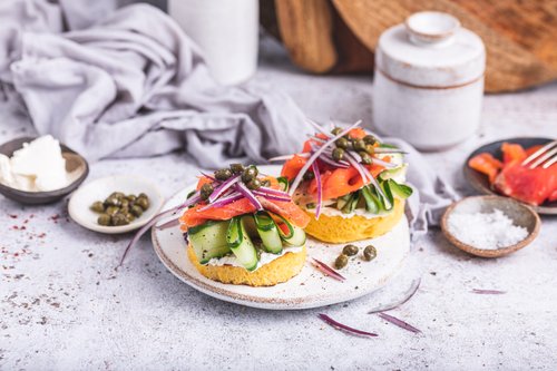 Proteinbröd med rökt lax och kapris